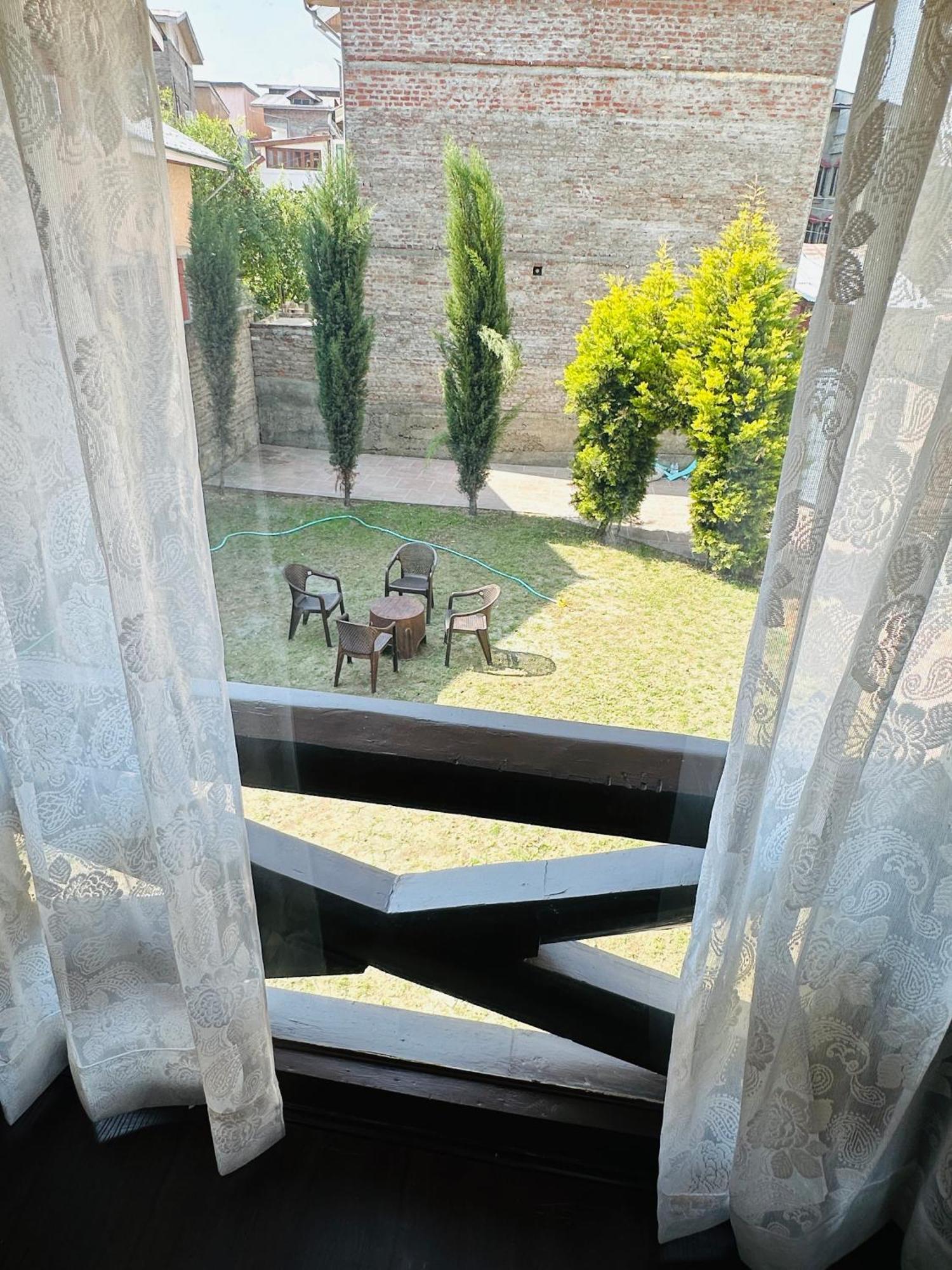 The Chinar Retreat Hut Hotel Srīnagar Екстериор снимка